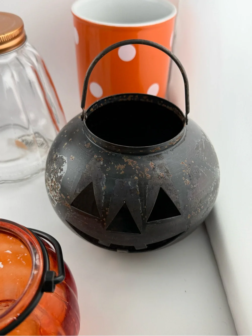 7 Halloween decorations and glass jars.